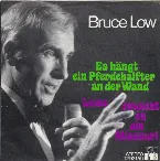 Pochette Es hängt ein Pferdehalfter an der Wand