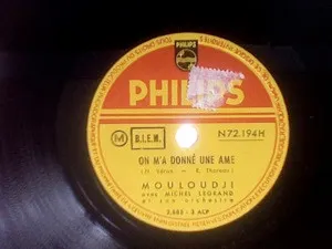 Pochette de On m’a donné une âme / Qu’est‐ce que tu crois / Chanson très bête de Michel Legrand et son orchestre - Mouloudji