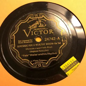 Pochette de Serenade for a Wealthy Widow / Let’s Pretend There’s a Moon de Fats Waller and His Rhythm