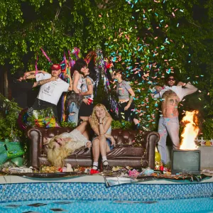 Pochette de Who Let the Dogs Out de Lambrini Girls