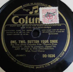 Pochette de One, Two, Button Your Shoe / Let's Call a Heart a Heart de Artie Shaw and His Orchestra
