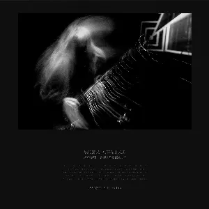 Pochette de 黑的意义 礼节先于义务 比一切都要快 未曾诞生于光中的微笑 / 黒の意味 義務より礼儀l正しく すべてよりも速くなってしまって 光の中に産み落とされることのなかった微笑 / The Meaning of Blackness More Decorous than Duty Having become faster than everything A smile that was never birthed into the light de Keiji Haino