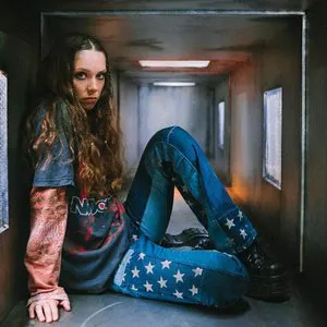Pochette de Please Don’t Leave Just Yet de Holly Humberstone