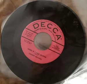 Pochette de Mind If I Tag Along / Don't Believe Everyone's Your Friend de Connee Boswell
