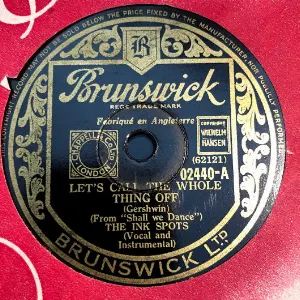 Pochette de Let's Call the Whole Thing Off / Slap That Bass de The Ink Spots