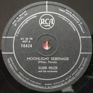 Pochette de In the Mood / Moonlight Serenade de Glenn Miller and His Orchestra