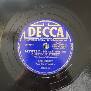 Pochette de Between 18th and 19th on Chestnut Street / I Wanna Wrap You Up (And take You Home with Me) de Bob Crosby and His Orchestra