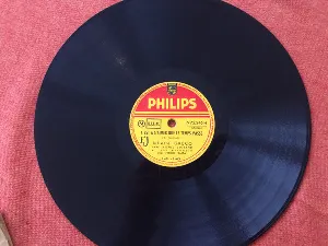 Pochette de C’est à s’aimer que le temps passe / Chanson pour l'Auvergnat: Elle est a toi, cette chanson de Michel Legrand et son orchestre - Juliette Gréco