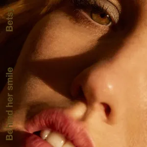 Pochette de Behind Her Smile de Betsy