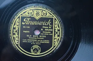 Pochette de Old Man Mose / The Music Goes 'round and Around de Louis Armstrong & His Orchestra