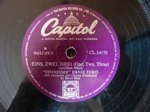 Pochette de Somebody Bigger Than You and I de Tennessee Ernie Ford