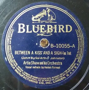 Pochette de Between a Kiss and a Sigh / Thanks for Ev'rything de Artie Shaw and His Orchestra