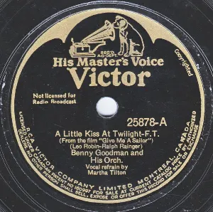 Pochette de A Little Kiss at Twilight / What Goes on Here in My Heart? de Benny Goodman and His Orchestra