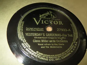 Pochette de Yesterday's Gardenias / The Humming-Bird de Glenn Miller and His Orchestra