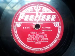 Pochette de Tres días / Puñalada trapera de Lola Beltrán