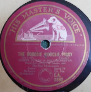 Pochette de The Booglie Wooglie Piggy / What Is There To Say? de Artie Shaw and His Orchestra - Glenn Miller and His Orchestra