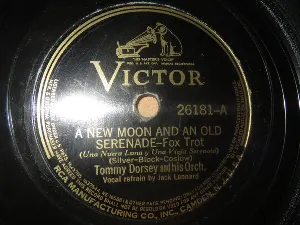 Pochette de A New Moon and an Old Serenade / Peckin’ With the Penguins de Tommy Dorsey and His Orchestra