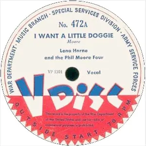 Pochette de I Want a Little Doggie / My Dreams Are Getting Better All the Time / (Yip Yip de Hootie) My Baby Said Yes de Lena Horne
