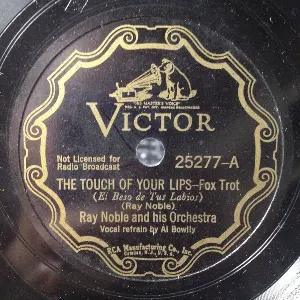 Pochette de The Touch of Your Lips / Yours Truly Is Truly Yours de Ray Noble and His Orchestra