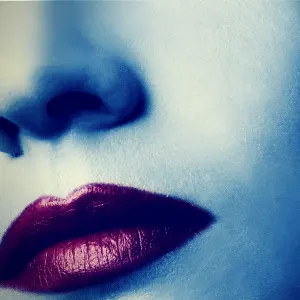 Pochette de While Your Lips Are Still Red de LEAH