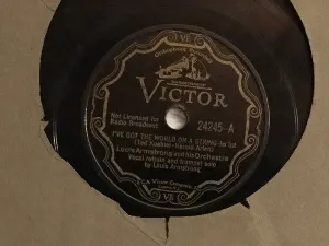 Pochette de I've Got the World on a String / Sittin’ in the Dark de Louis Armstrong & His Orchestra