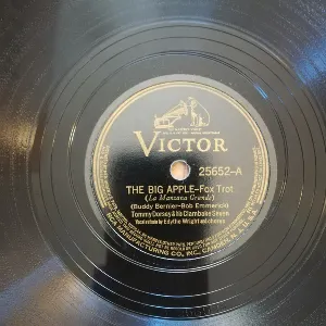 Pochette de The Big Apple / Fractious Fingering de Fats Waller and His Rhythm