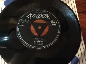 Pochette de A New Love / Look Me Up de Ruth Brown